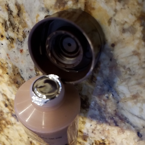 Burt's Bees Goodness Glows Tinted Moisturizer. Chestnut. Cruelty-Free - Picture 9 of 11